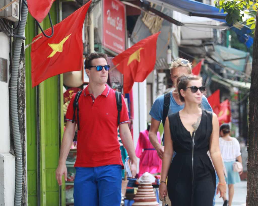 Du khách tham quan phố cổ Hà Nội. Ảnh: Công Hùng