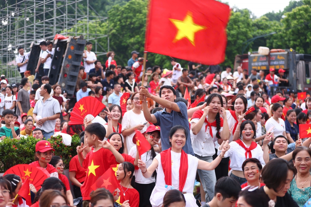 Người dân Hà Nội nô nức xem Tổng hợp luyện Diễu Binh, Diễu hành trên đường phố Hà Nội. Ảnh: Phạm Hùng