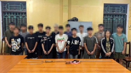 Bắt 2 nhóm thanh niên đánh nhau lúc nửa đêm ở Hà Nội