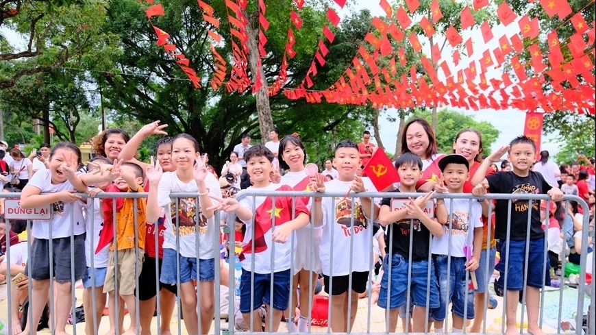 Những lưu ý khi đưa trẻ nhỏ đi xem Lễ kỷ niệm diễu binh, diễu hành A80