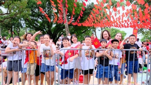 Những lưu ý khi đưa trẻ nhỏ đi xem Lễ kỷ niệm diễu binh, diễu hành A80