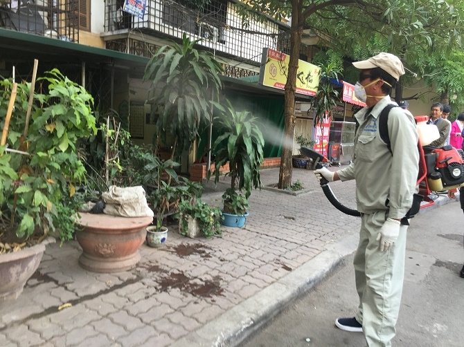 Tổ chức  phun hóa chất phòng chống dịch tại các điểm công cộng, tại các điểm tập kết, tuyến đường phố nơi đoàn diễu binh, diễu hành đi qua. Ảnh: Sở Y tế Hà Nội