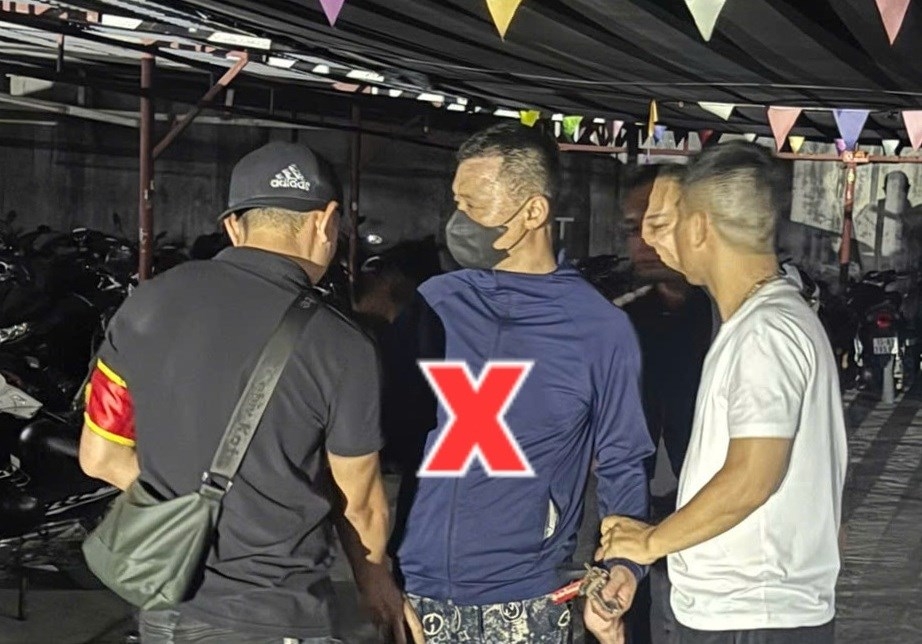 Tổ công tác của Công an phường Lê Chân kiểm tra đối tượng Nguyễn Văn Đức (đánh dấu x). Ảnh: CQCA