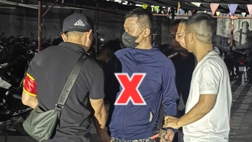 Từ nghi vấn nam thanh niên lén lút cất đồ vật vào cốp xe lúc rạng sáng