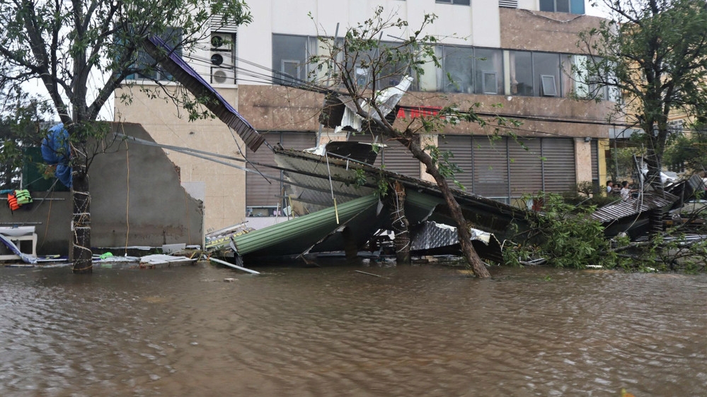 Mưa lớn, giông lốc gây thiệt hại nghiêm trọng ở các tỉnh miền Trung và miền Bắc