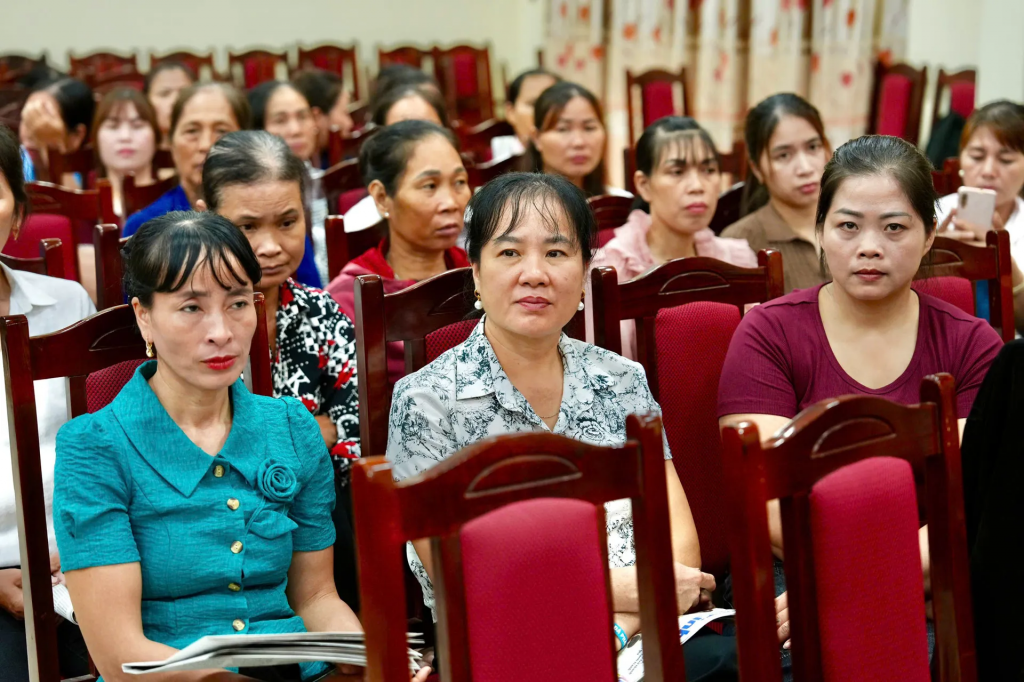 Đông đảo bà con xã Minh Châu lắng nghe ý kiến của chuyên gia tại tọa đàm.