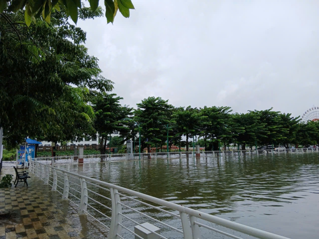 Người dân chung sức vệ sinh môi trường khu vực hồ sen do ảnh hưởng mưa bão