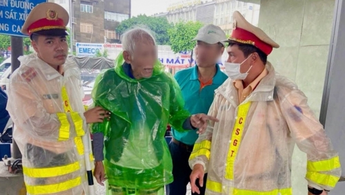 Cảnh sát giao thông Hà Nội giúp đỡ cụ ông 84 tuổi đi lạc trong ngày mưa bão
