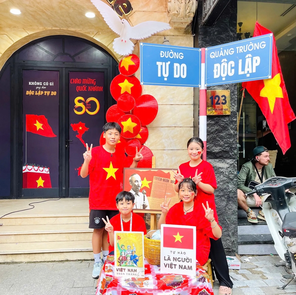 Sắc đỏ rực rỡ khắp các con phố trong những ngày cả nước hân hoan hòa cùng niềm vui chào mừng Cách mạng Tháng Tám thành công và Quốc khánh 2/9. Sắc đỏ rực rỡ khắp các con phố trong những ngày cả nước hân hoan hòa cùng niềm vui chào mừng Cách mạng Tháng Tám thành công và Quốc khánh 2/9.