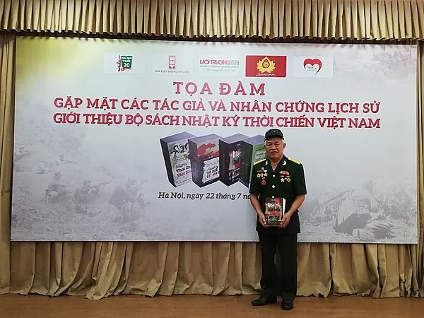 Cựu chiến binh Đặng Sỹ Ngọc trong buổi ra mắt bộ sách ''Nhật ký thời chiến Việt Nam''. Ảnh: Hồng Giang