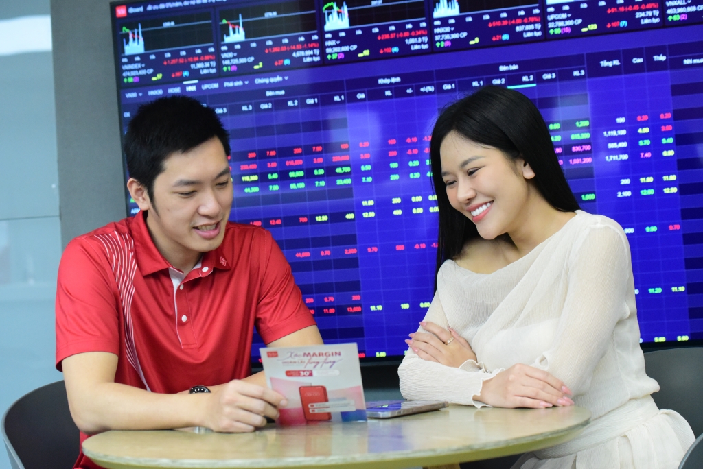 Nhà đầu tư giao dịch tại một sàn chứng khoán ở Hà Nội. Ảnh: Phạm Hùng