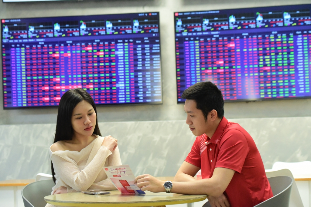 Nhà đầu tư giao dịch tại một sàn chứng khoán ở Hà Nội. Ảnh: Phạm Hùng