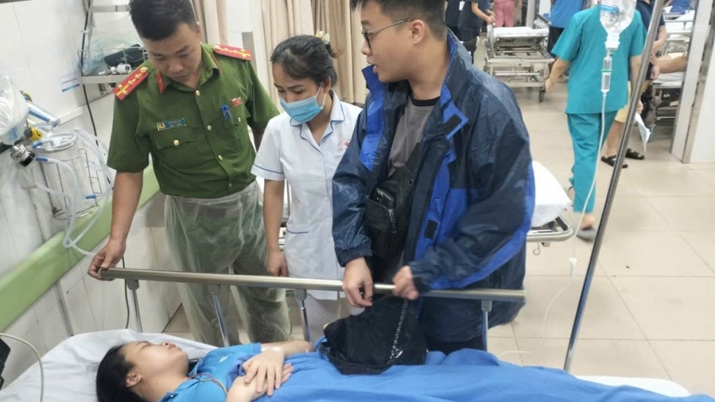 Hỗ trợ cô gái đi xe máy bị ngã do mưa bão đi cấp cứu