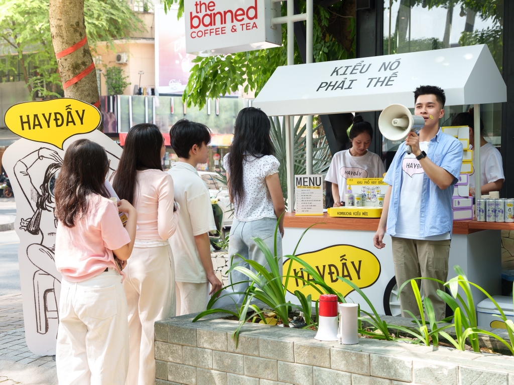 Hoạt động ra mắt sản phẩm mới - trà Kombucha có gaz HAYĐẤY– của Vinamilk thu hút sự quan tâm và bình luận sôi nổi của các bạn trẻ trên mạng xã hội (Ảnh: Minh Anh).