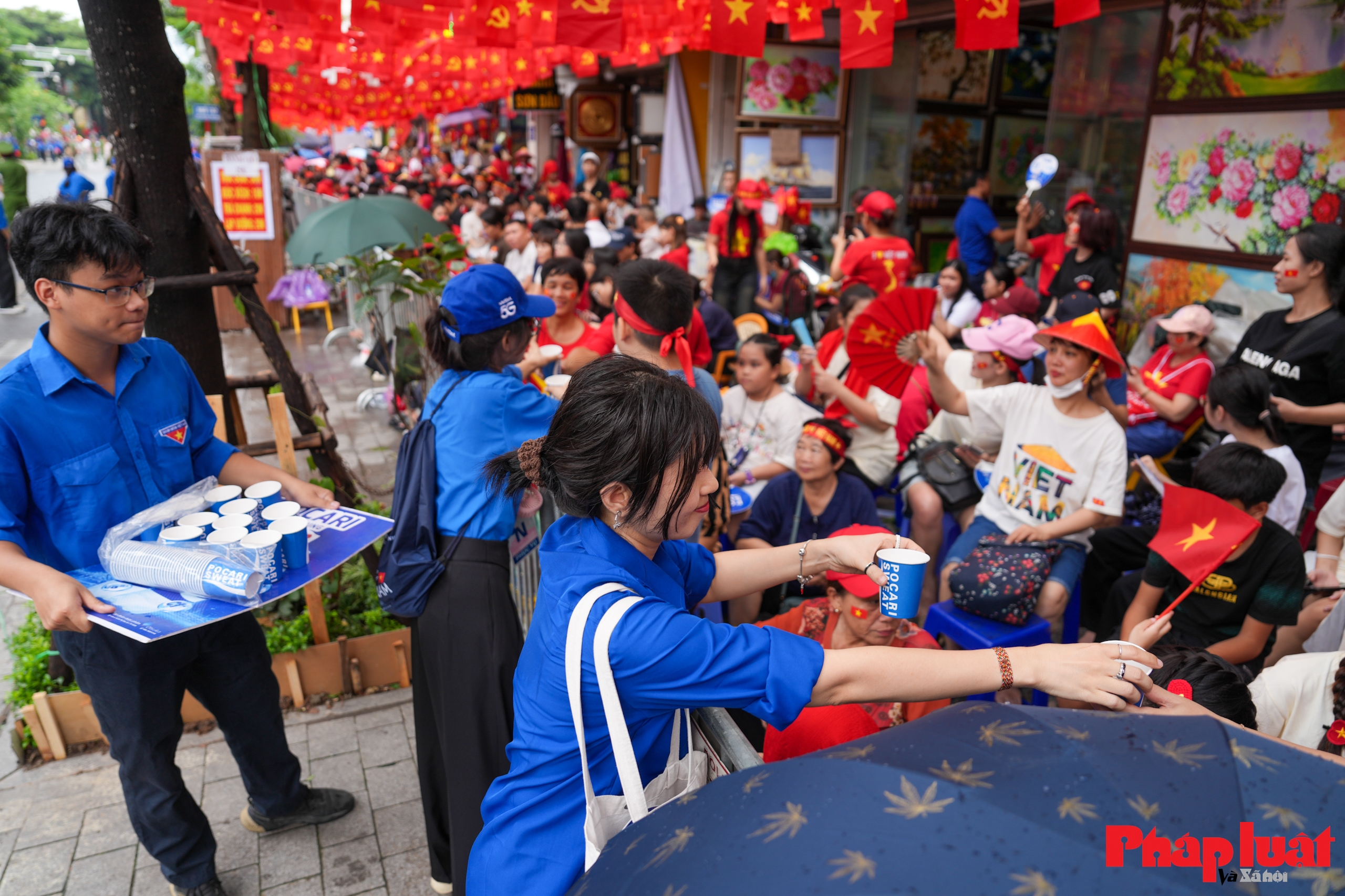 Người dân xếp hàng chờ xem sơ duyệt diễu binh 80 năm Quốc khánh Người dân xếp hàng chờ xem sơ duyệt diễu binh 80 năm Quốc khánh