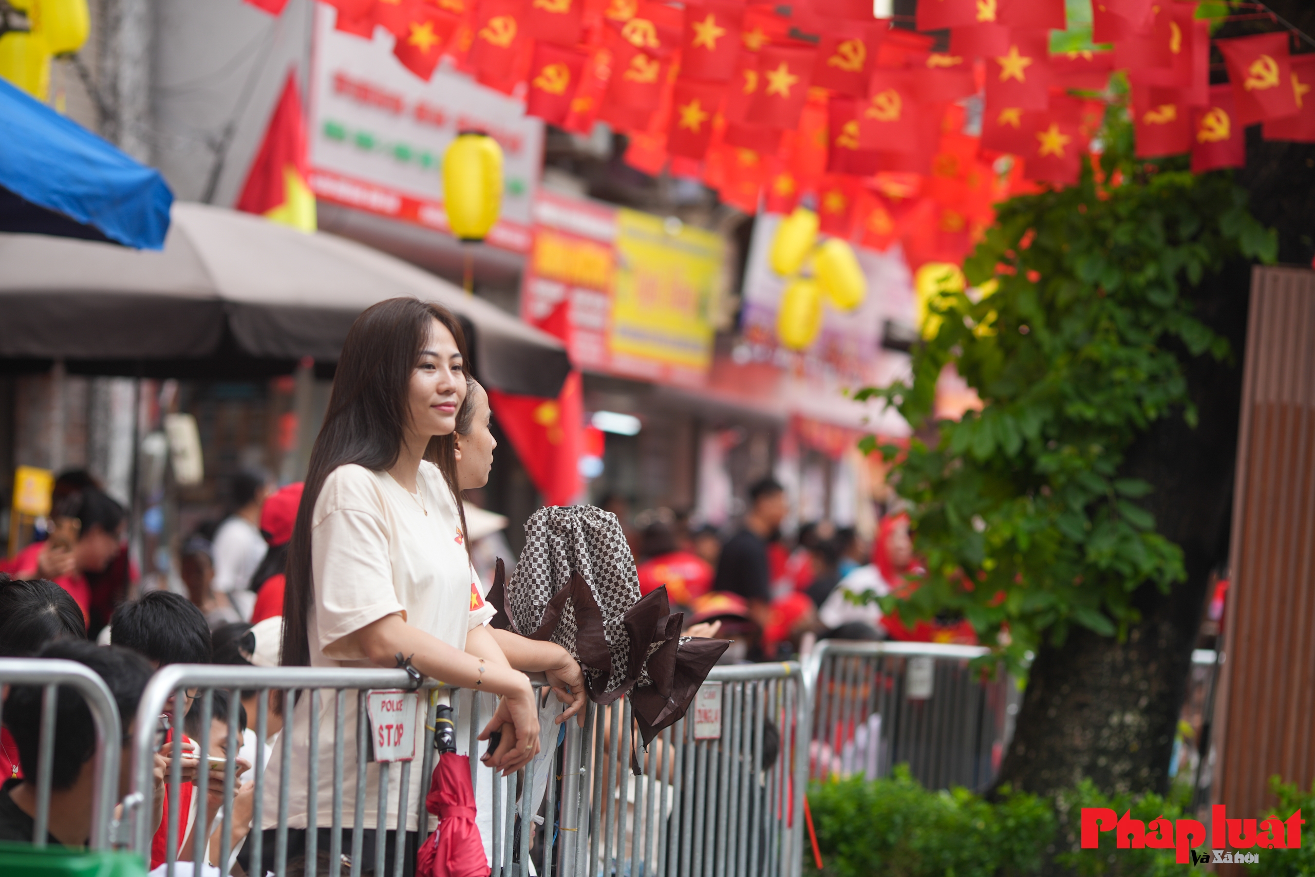 Người dân xếp hàng chờ xem sơ duyệt diễu binh 80 năm Quốc khánh Người dân xếp hàng chờ xem sơ duyệt diễu binh 80 năm Quốc khánh