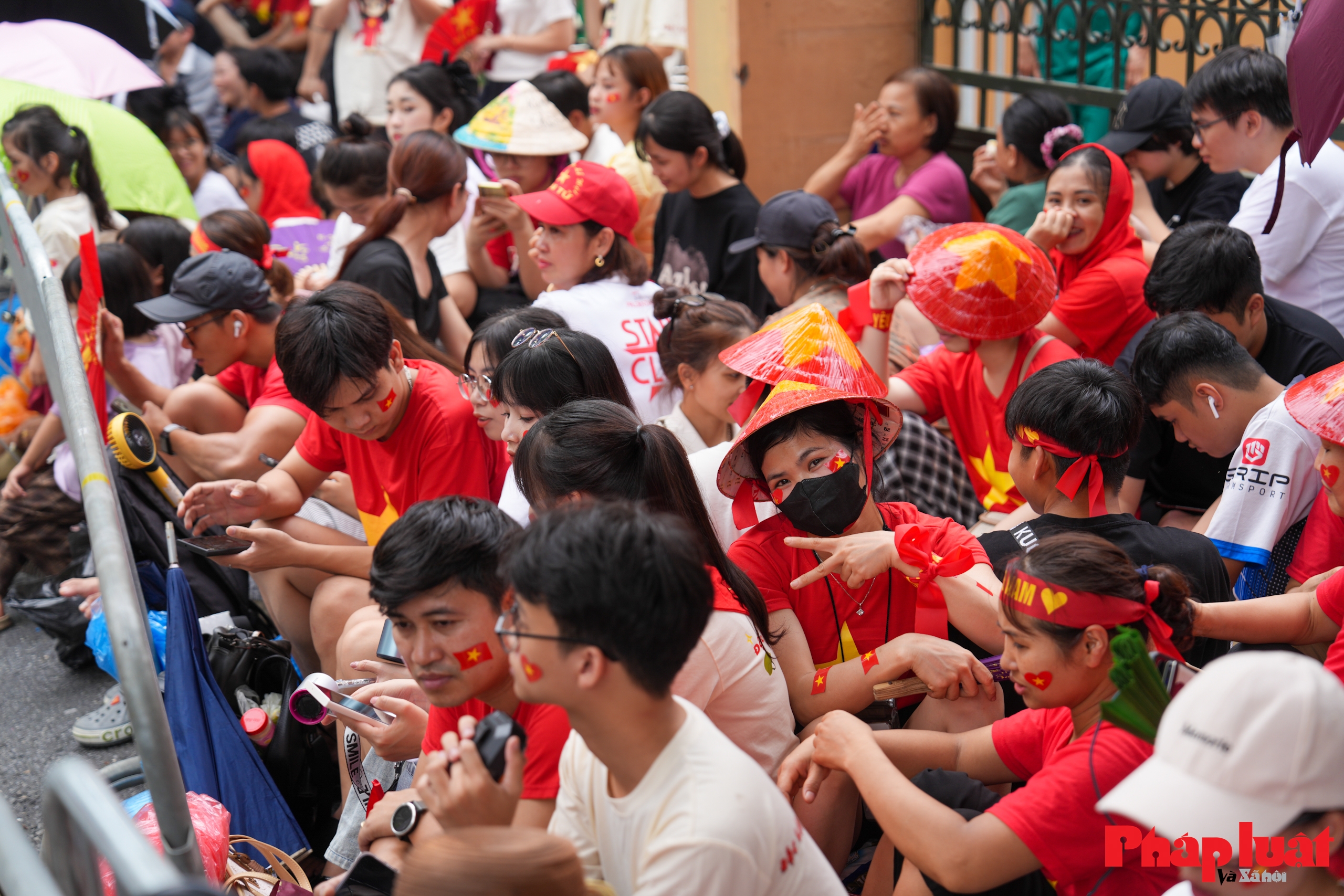 Người dân xếp hàng chờ xem sơ duyệt diễu binh 80 năm Quốc khánh Người dân xếp hàng chờ xem sơ duyệt diễu binh 80 năm Quốc khánh