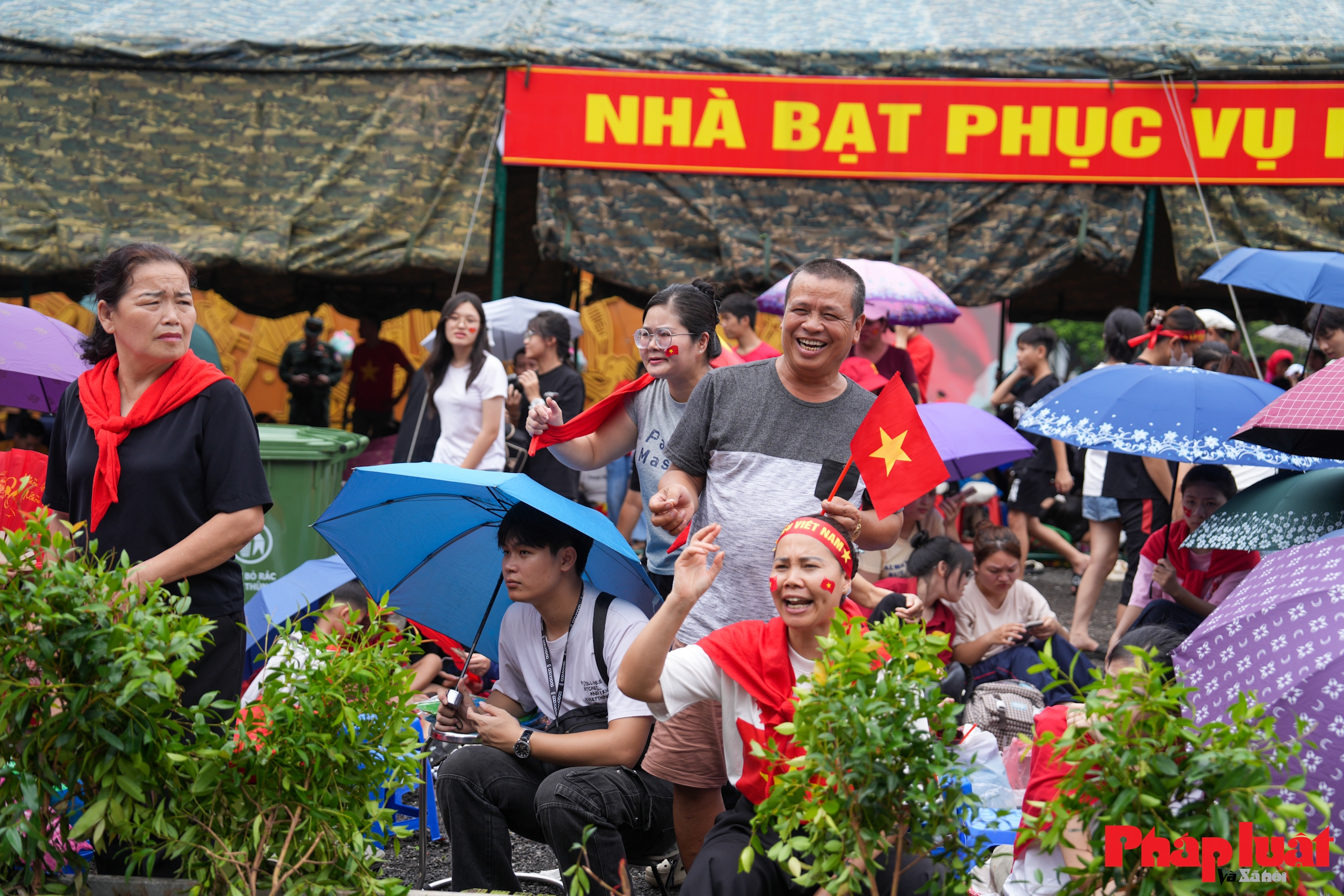 Người dân xếp hàng chờ xem sơ duyệt diễu binh 80 năm Quốc khánh Người dân xếp hàng chờ xem sơ duyệt diễu binh 80 năm Quốc khánh