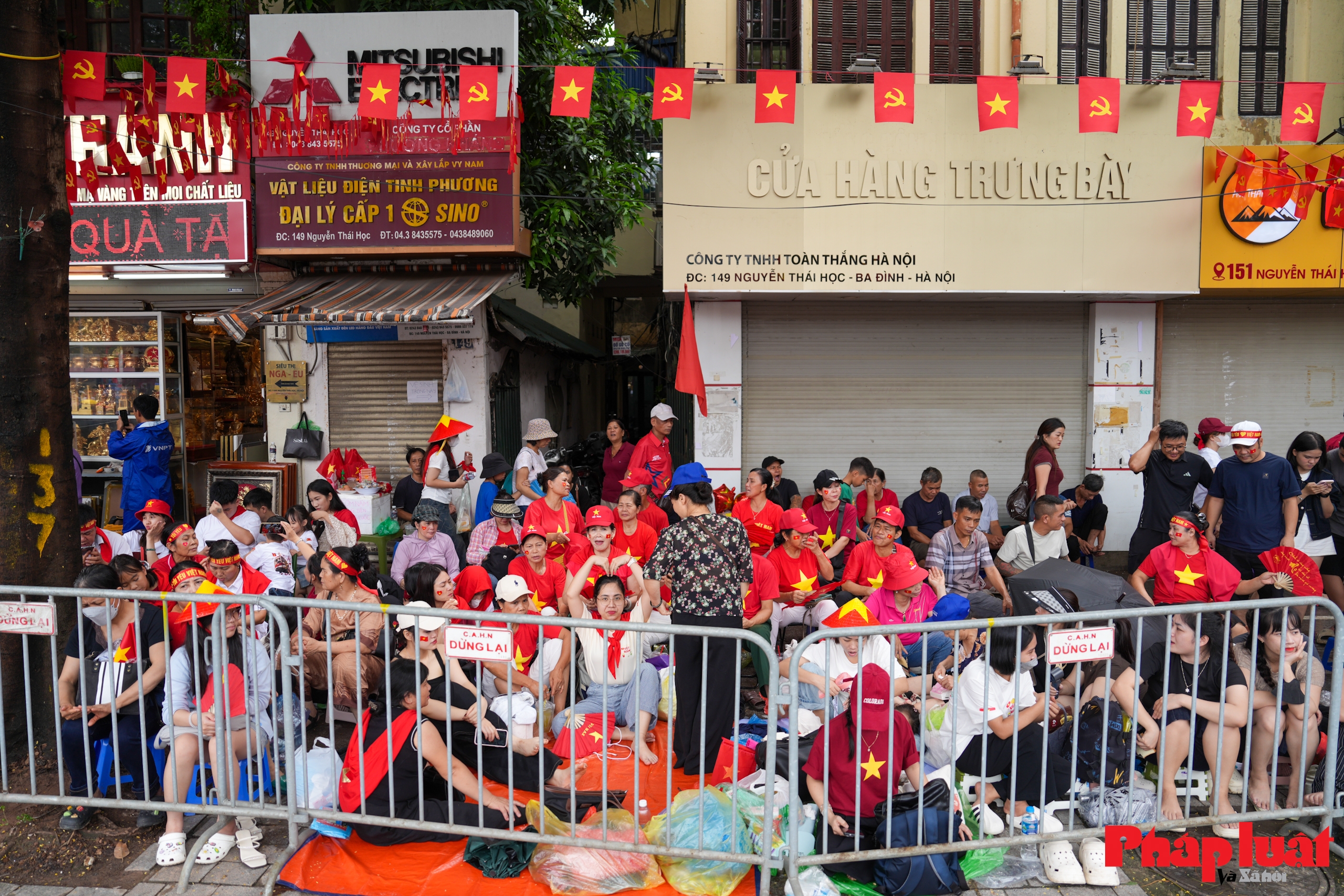 Người dân xếp hàng chờ xem sơ duyệt diễu binh 80 năm Quốc khánh Người dân xếp hàng chờ xem sơ duyệt diễu binh 80 năm Quốc khánh