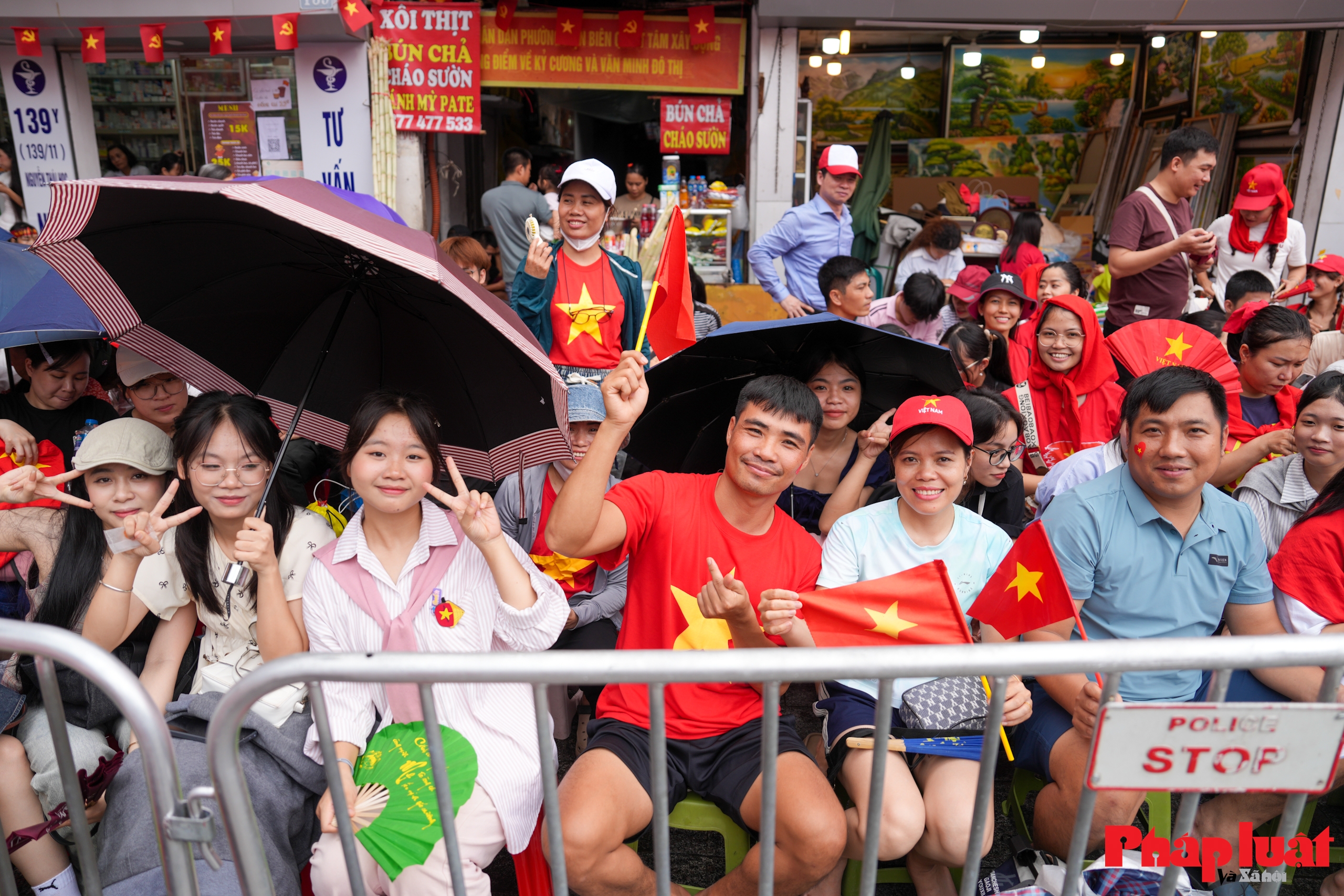 Người dân xếp hàng chờ xem sơ duyệt diễu binh 80 năm Quốc khánh Người dân xếp hàng chờ xem sơ duyệt diễu binh 80 năm Quốc khánh