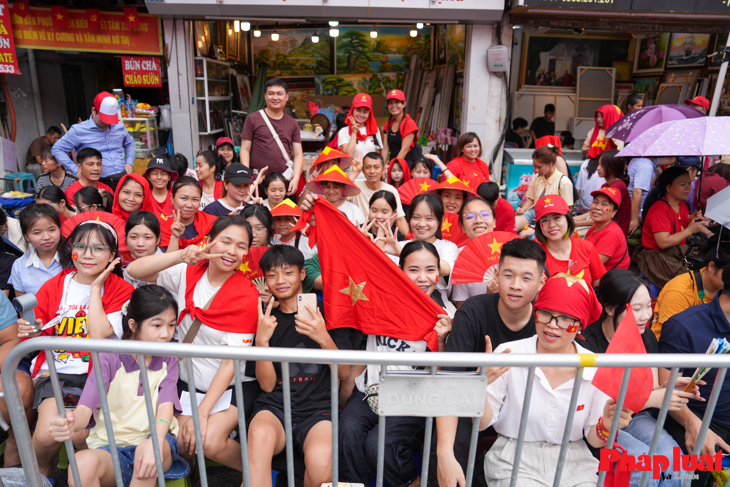 Người dân xếp hàng chờ xem sơ duyệt diễu binh 80 năm Quốc khánh Người dân xếp hàng chờ xem sơ duyệt diễu binh 80 năm Quốc khánh