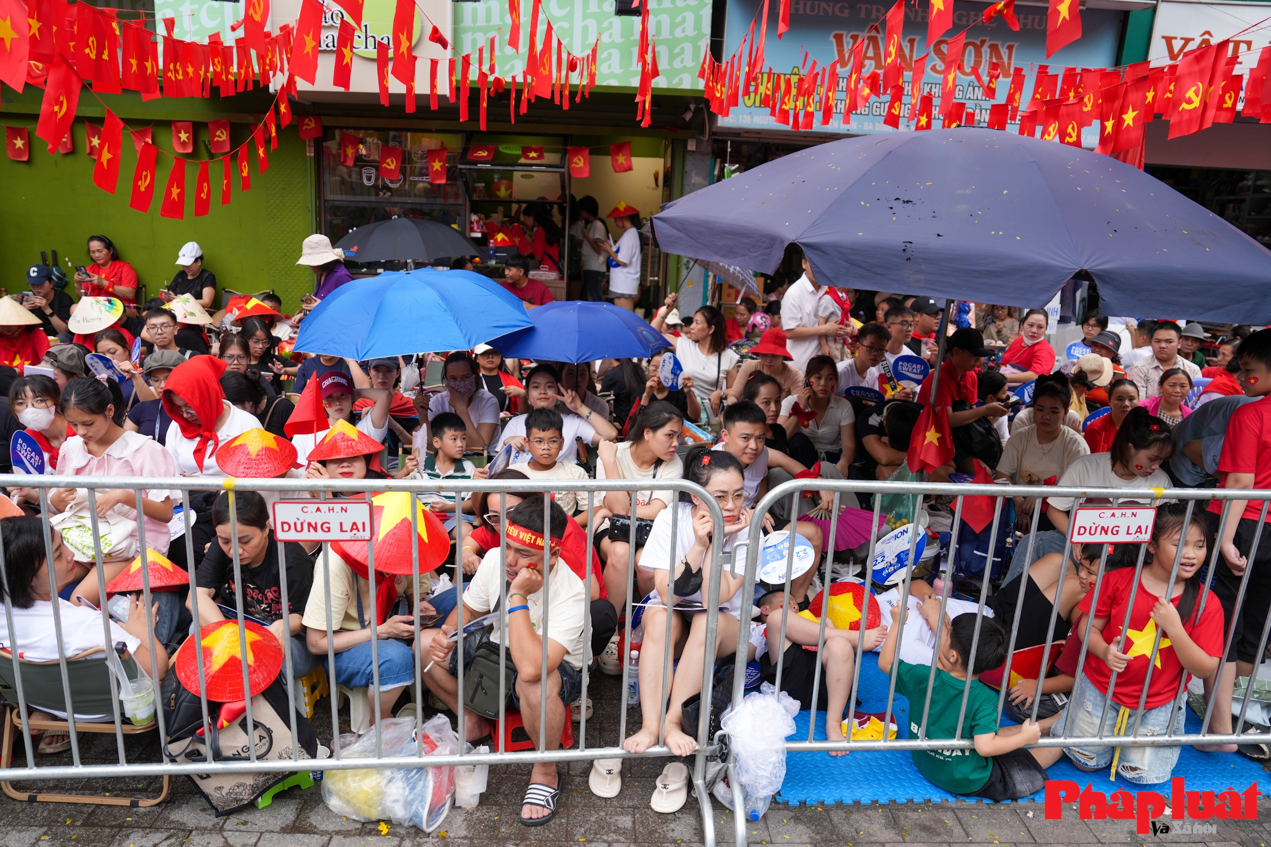 Người dân xếp hàng chờ xem sơ duyệt diễu binh 80 năm Quốc khánh Người dân xếp hàng chờ xem sơ duyệt diễu binh 80 năm Quốc khánh