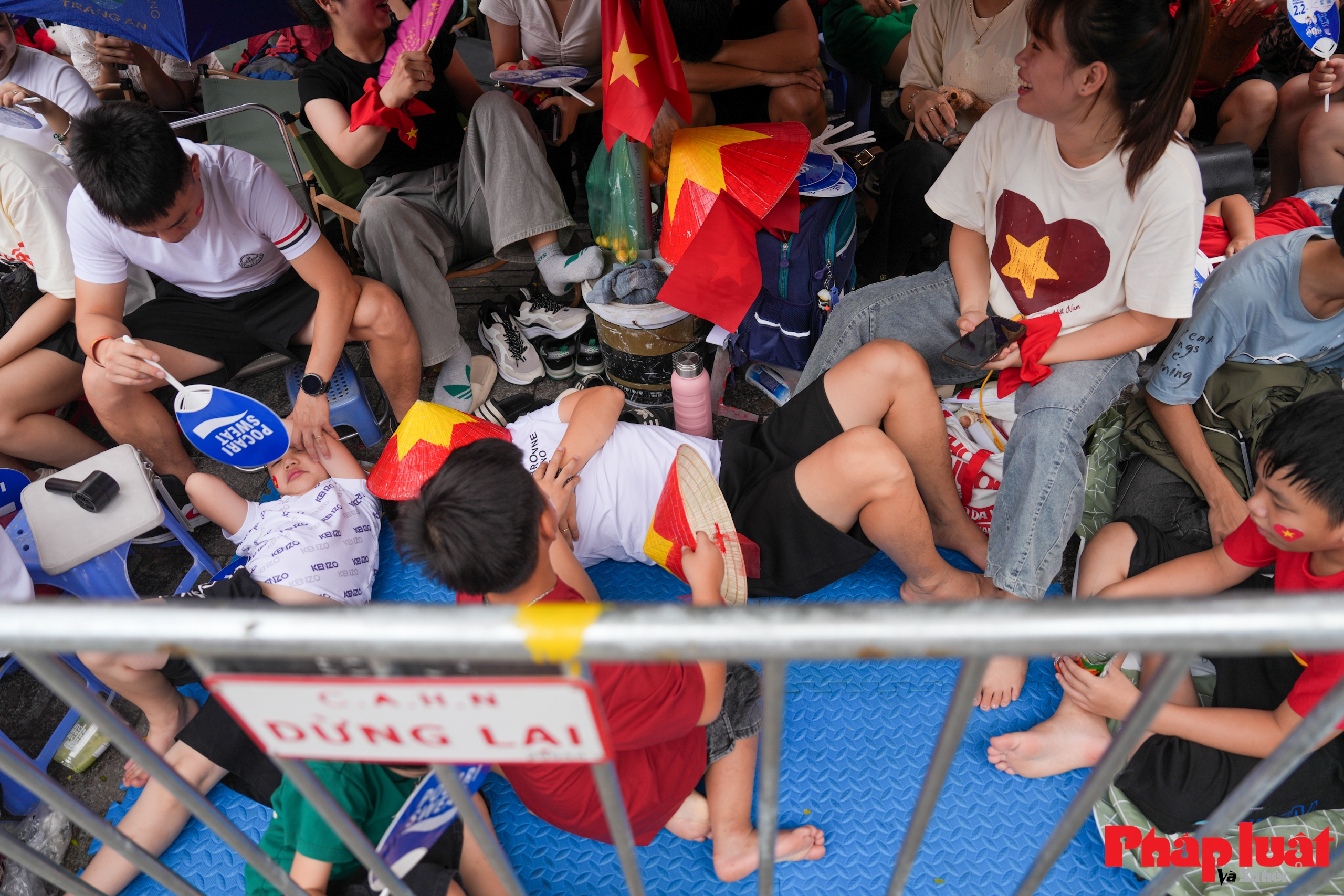 Người dân xếp hàng chờ xem sơ duyệt diễu binh 80 năm Quốc khánh Người dân xếp hàng chờ xem sơ duyệt diễu binh 80 năm Quốc khánh