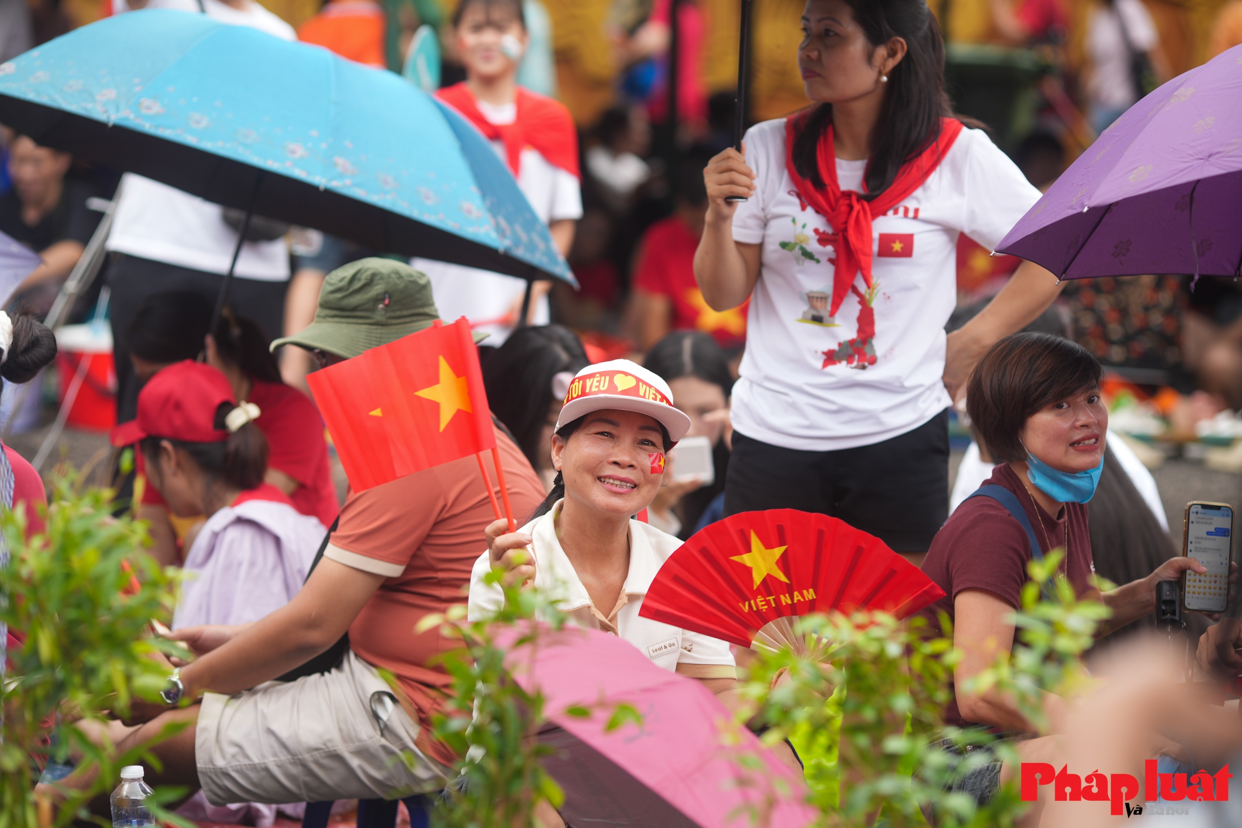 Người dân xếp hàng chờ xem sơ duyệt diễu binh 80 năm Quốc khánh Người dân xếp hàng chờ xem sơ duyệt diễu binh 80 năm Quốc khánh