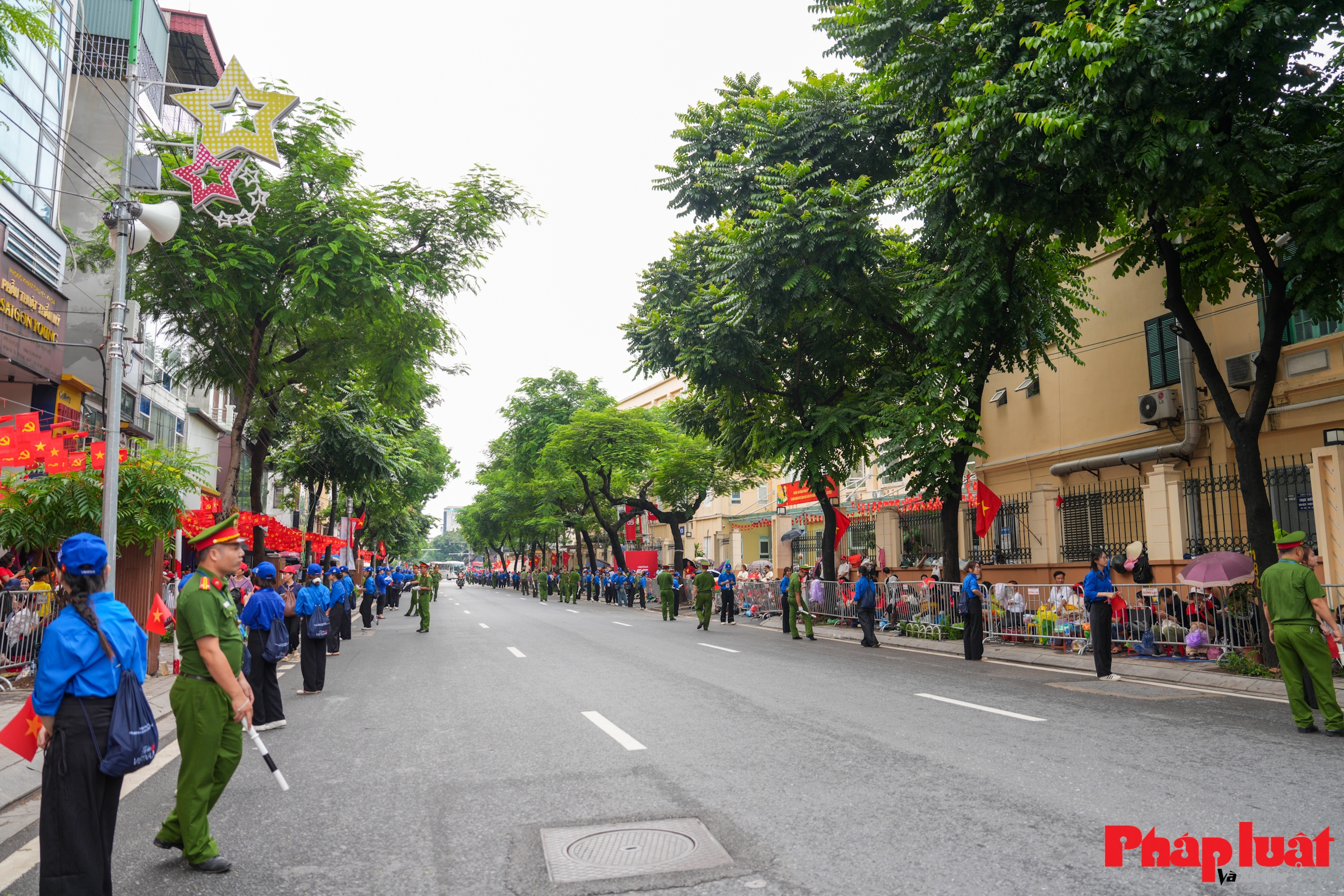 Người dân xếp hàng chờ xem sơ duyệt diễu binh 80 năm Quốc khánh Người dân xếp hàng chờ xem sơ duyệt diễu binh 80 năm Quốc khánh