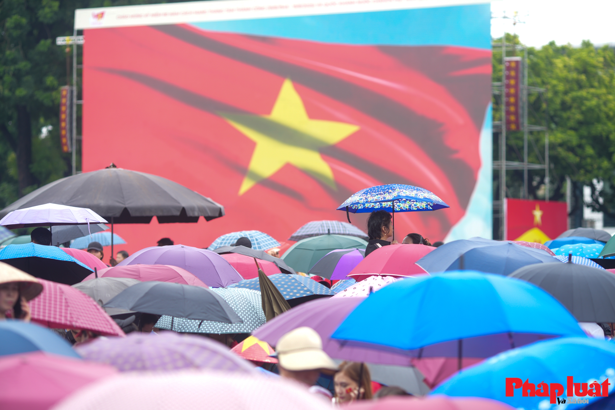 Người dân xếp hàng chờ xem sơ duyệt diễu binh 80 năm Quốc khánh Người dân xếp hàng chờ xem sơ duyệt diễu binh 80 năm Quốc khánh