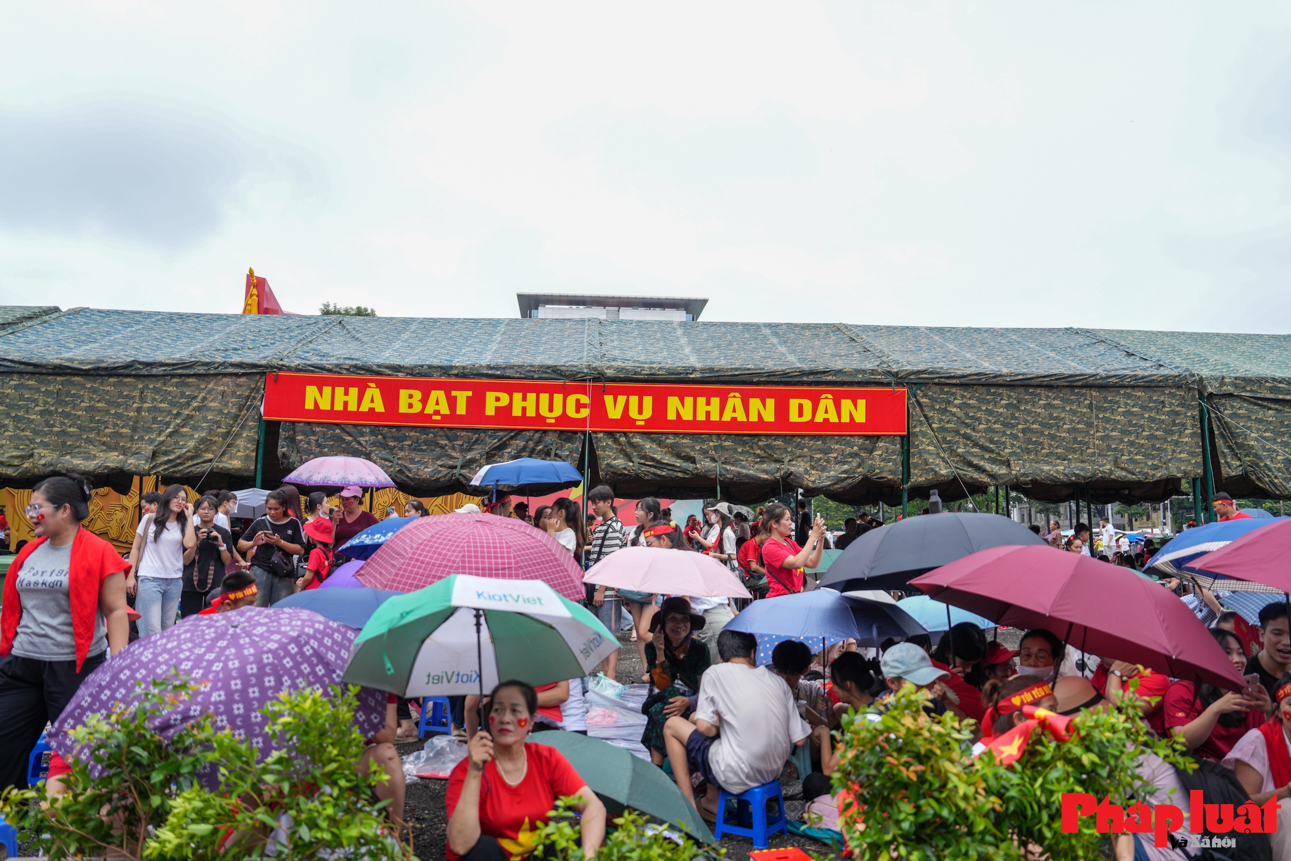 Người dân xếp hàng chờ xem sơ duyệt diễu binh 80 năm Quốc khánh Người dân xếp hàng chờ xem sơ duyệt diễu binh 80 năm Quốc khánh