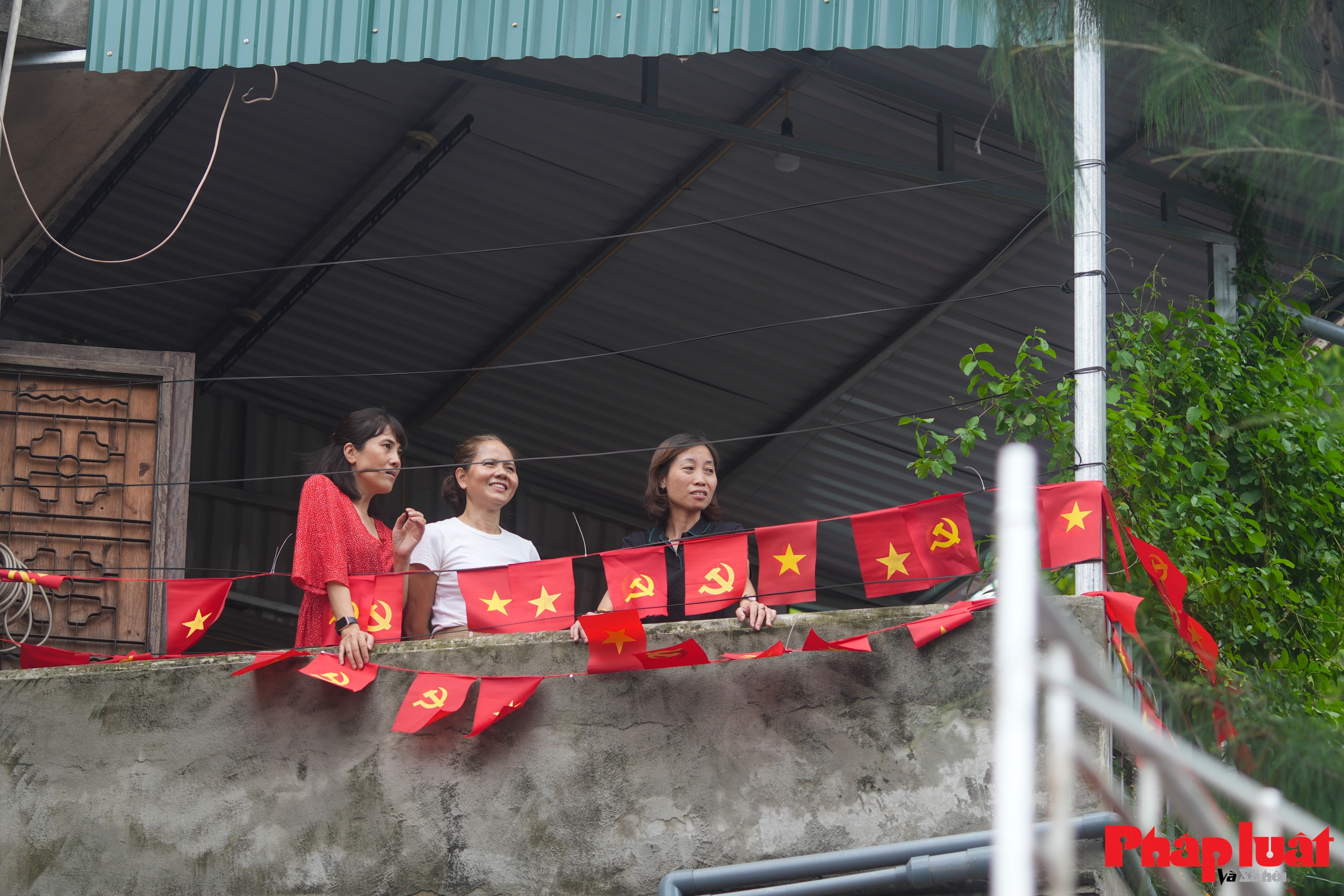 Người dân xếp hàng chờ xem sơ duyệt diễu binh 80 năm Quốc khánh Người dân xếp hàng chờ xem sơ duyệt diễu binh 80 năm Quốc khánh