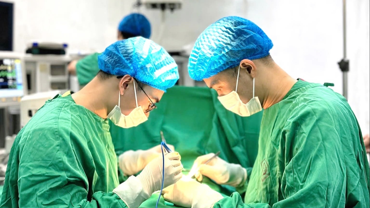 Đang chơi trong sân, bé trai bị chó nhà cắn tổn thương niệu đạo