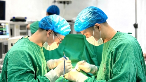 Đang chơi trong sân, bé trai bị chó nhà cắn tổn thương niệu đạo