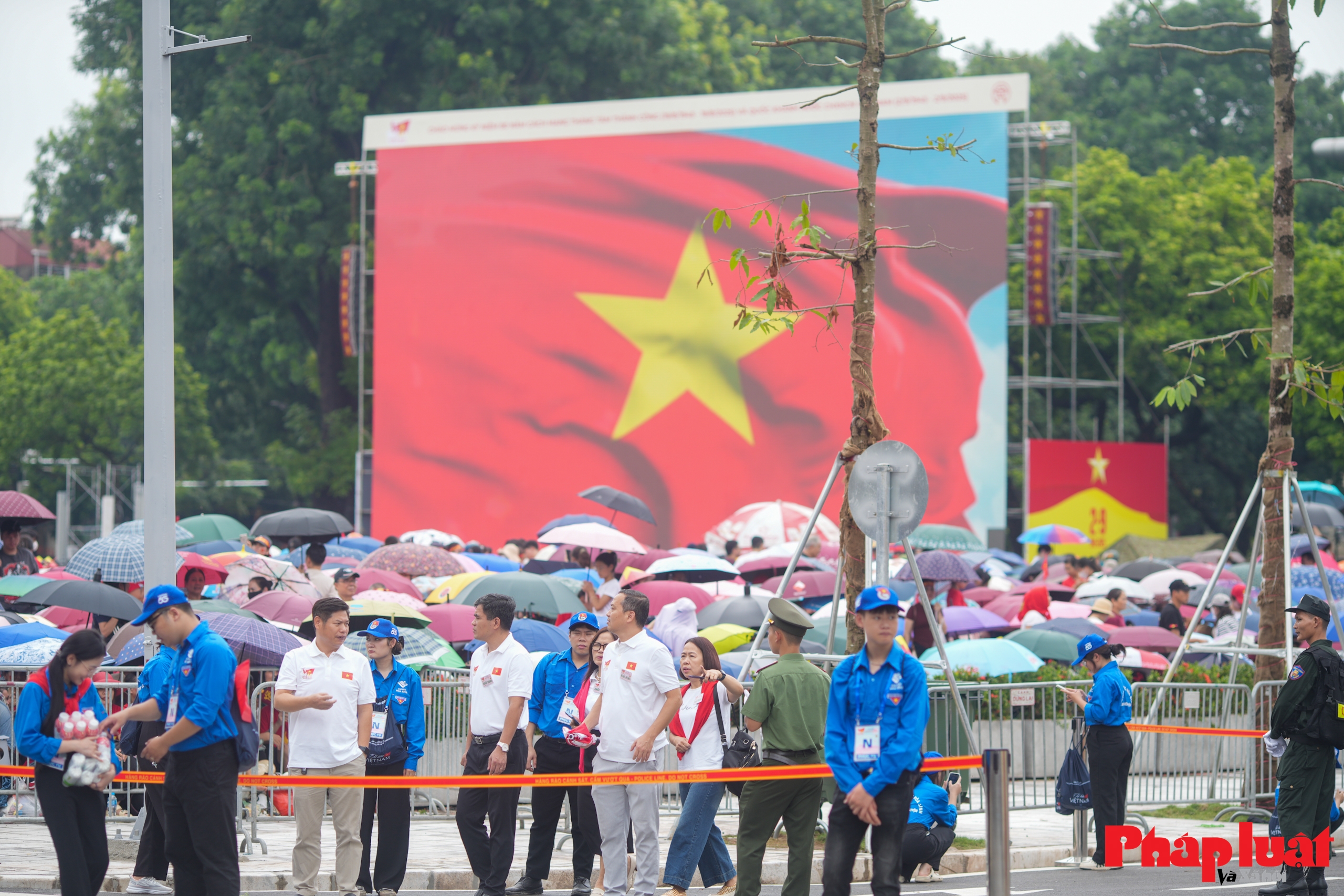 Người dân xếp hàng chờ xem sơ duyệt diễu binh 80 năm Quốc khánh Người dân xếp hàng chờ xem sơ duyệt diễu binh 80 năm Quốc khánh