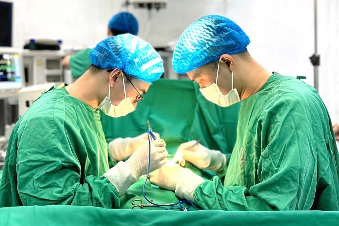 Đang chơi trong sân, bé trai bị chó nhà cắn tổn thương niệu đạo