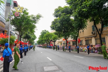 Người dân xếp hàng chờ xem sơ duyệt diễu binh 80 năm Quốc khánh