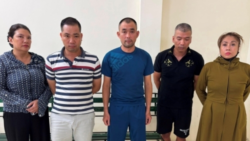 Bắt quả tang nhóm nam nữ tuổi trung niên làm chuyện phạm pháp