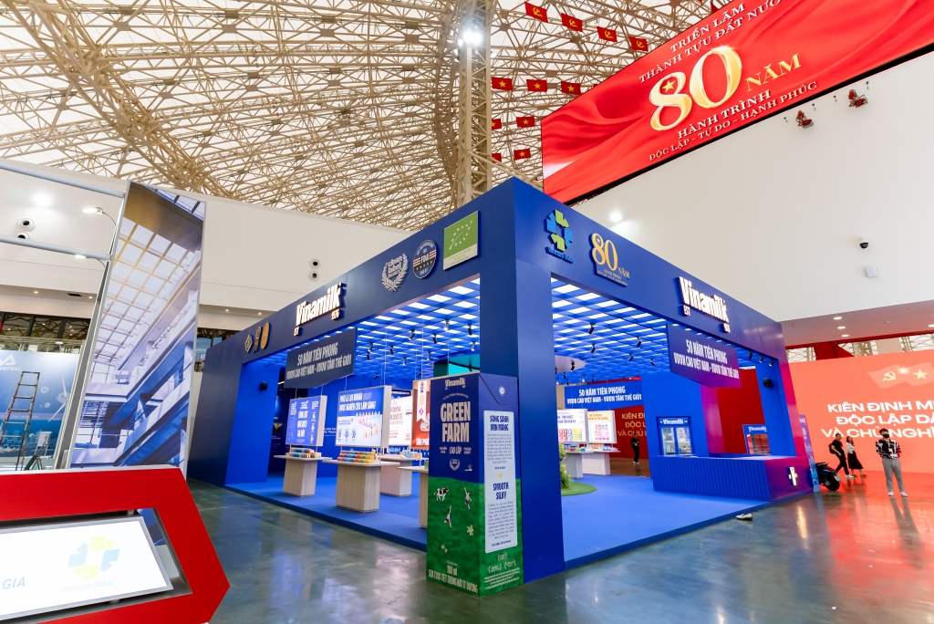 Với sắc xanh rực rỡ và thiết kế hiện đại, gian hàng Vinamilk nổi bật ngay cổng vào không gian “Khởi nghiệp kiến quốc” - nơi tôn vinh vai trò của kinh tế tư nhân theo tinh thần Nghị quyết 68 của Bộ Chính trị về phát triển kinh tế tư nhân (Ảnh: Duy Cường). Với sắc xanh rực rỡ và thiết kế hiện đại, gian hàng Vinamilk nổi bật ngay cổng vào không gian “Khởi nghiệp kiến quốc” - nơi tôn vinh vai trò của kinh tế tư nhân theo tinh thần Nghị quyết 68 của Bộ Chính trị về phát triển kinh tế tư nhân (Ảnh: Duy Cường).