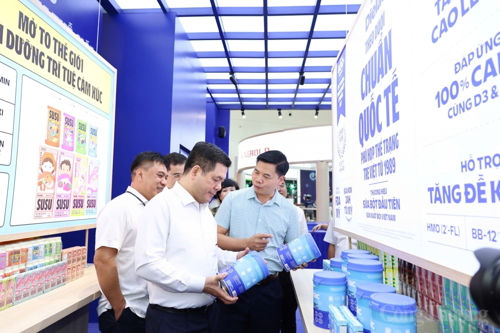 Bộ trưởng Bộ Công Thương Nguyễn Hồng Diên tham quan và kiểm tra gian hàng Vinamilk tại khu trưng bày (Ảnh: Nam Nguyễn). Bộ trưởng Bộ Công Thương Nguyễn Hồng Diên tham quan và kiểm tra gian hàng Vinamilk tại khu trưng bày (Ảnh: Nam Nguyễn).