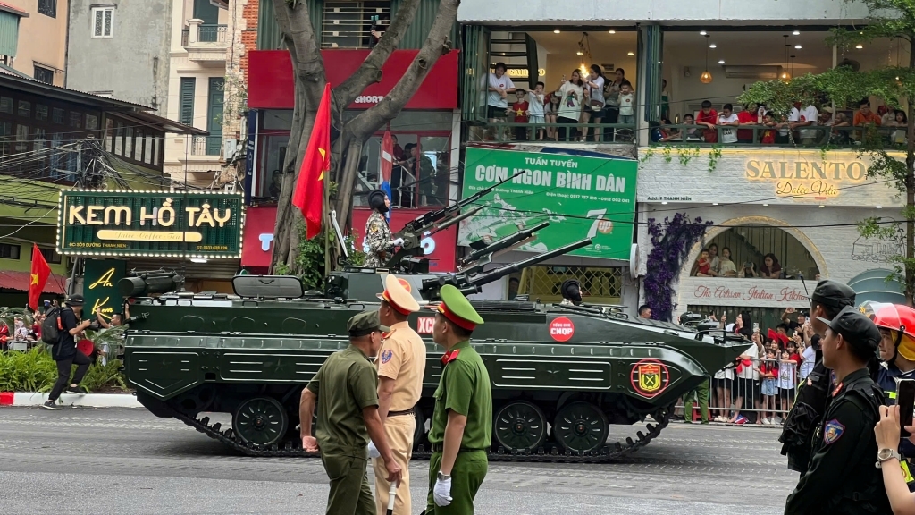 Các khối diễu binh, diễu hành di chuyển về Quảng trường Ba Đình sơ duyệt