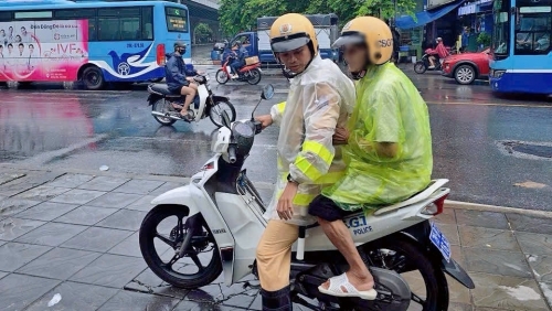 Giúp đỡ cụ ông 92 tuổi bị lạc đường khi xuống Hà Nội thăm con ngày mưa bão