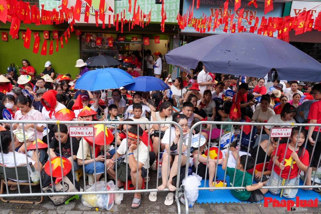 Người dân xếp hàng chờ xem sơ duyệt diễu binh 80 năm Quốc khánh