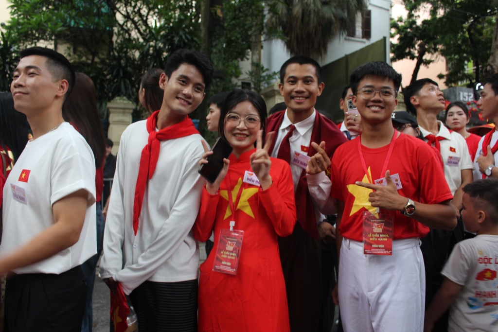 Cinetour đặc biệt của dàn diễn viên “Mưa đỏ” tại Sơ duyệt diễu binh, diễu hành A80