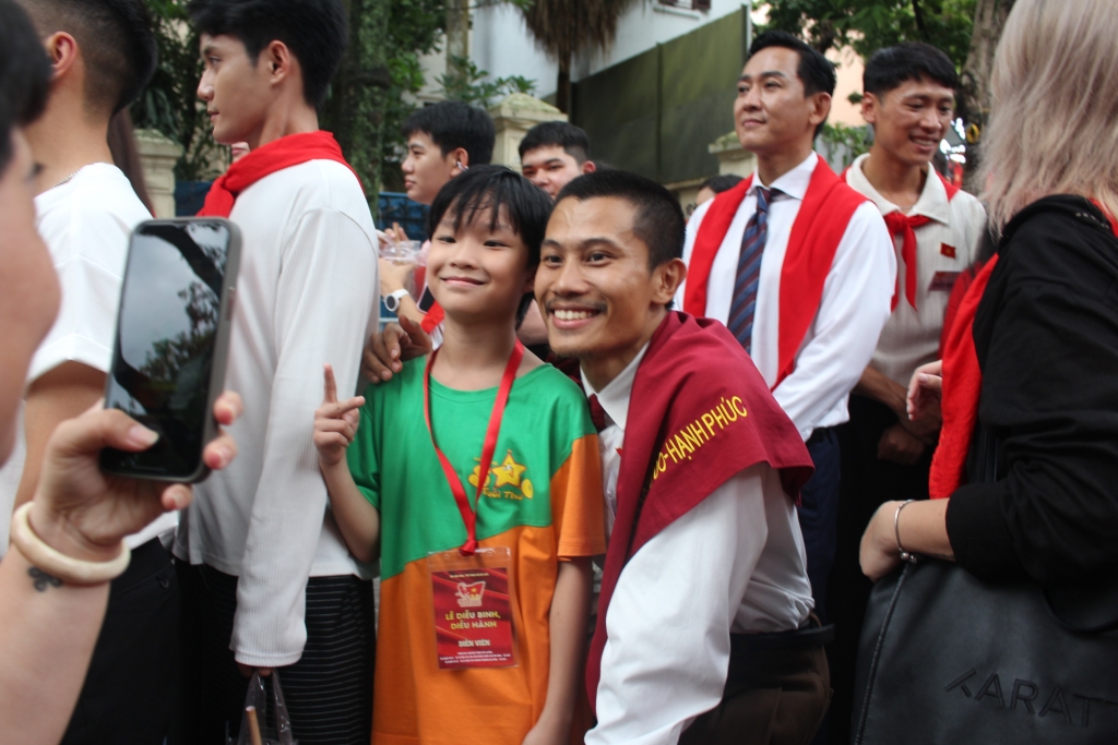 Cinetour đặc biệt của dàn diễn viên “Mưa đỏ” tại Sơ duyệt diễu binh, diễu hành A80