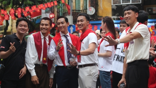 Cinetour đặc biệt của dàn diễn viên “Mưa đỏ” tại Sơ duyệt diễu binh, diễu hành A80