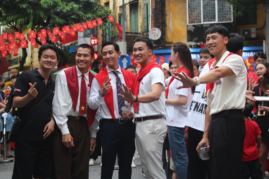 Cinetour đặc biệt của dàn diễn viên “Mưa đỏ” tại Sơ duyệt diễu binh, diễu hành A80