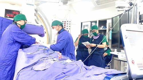 Cấy máy tạo nhịp tim cứu sống cụ bà 95 tuổi mắc cùng lúc hai bệnh lý nguy hiểm