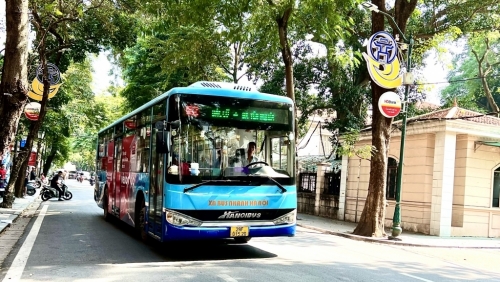 Người dân dễ dàng di chuyển bằng xe buýt đến Trung tâm Triển lãm quốc gia