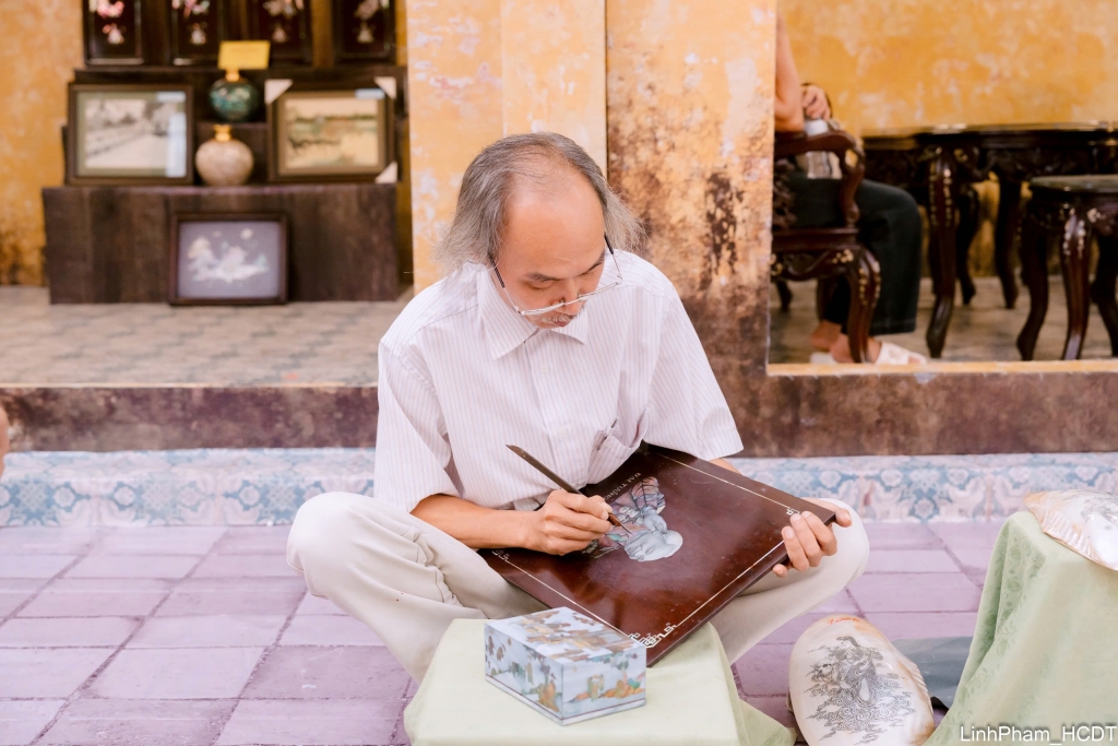 “Tinh hoa phố nghề” giới thiệu những làng nghề nổi tiếng của Hà Nội, nơi nghệ nhân trực tiếp trình diễn, chia sẻ câu chuyện về nghề. 